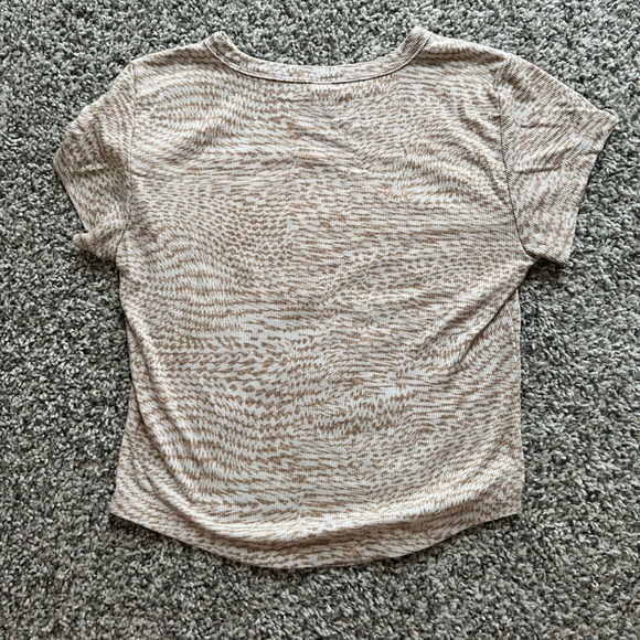 Old Navy Beige Patterned Short Sleeve Top - Picture 3 of 4